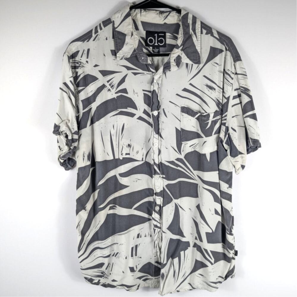 o15 L Short Sleeve Button Up Shirt Abstract Tropical Print Viscose Chest Pocket